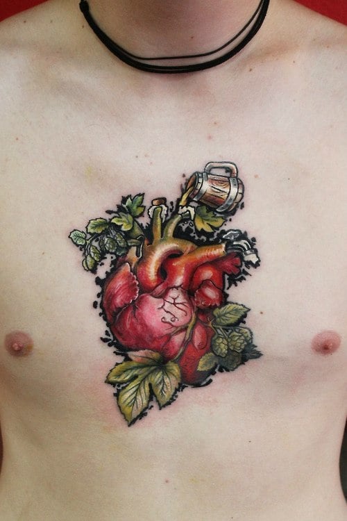 Tatuaje corazón en el pecho