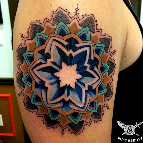 Tatuaje flor azul geométrica