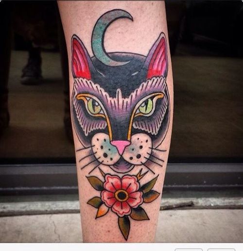 Tatuaje gato en la pierna