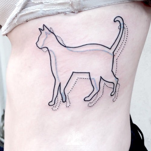 Tatuaje gato en movimiento
