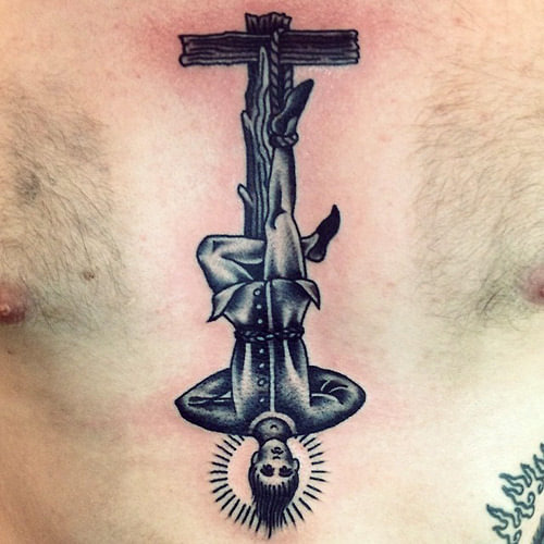 Tatuaje hombre cabeza abajo