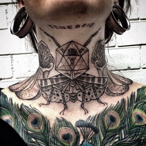 Tatuaje insecto en el cuello