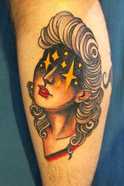 Tatuaje mujer con estrellas