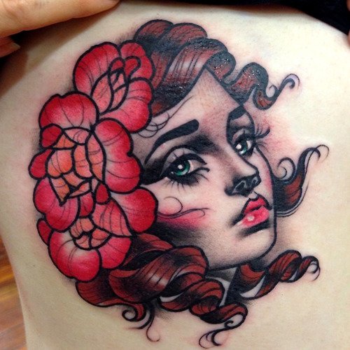 Tatuaje mujer ojos verdes