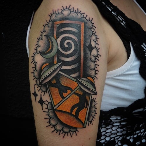 Tatuaje abducción ovni