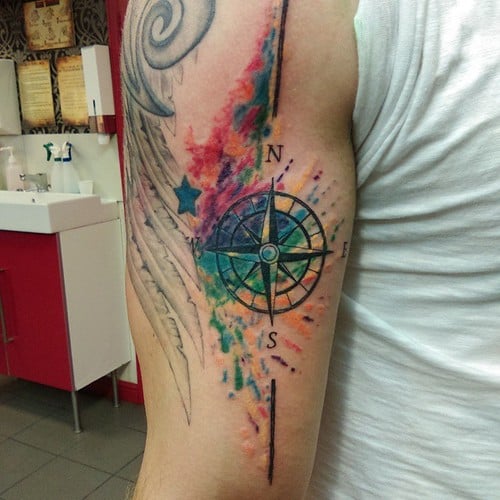 Tatuaje brújula de colores