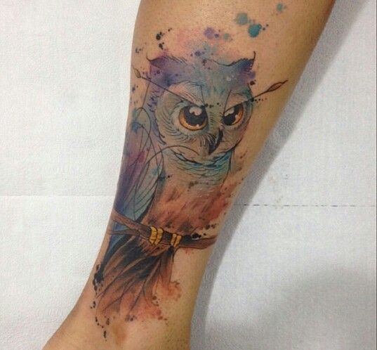 Tatuaje buho en la pierna