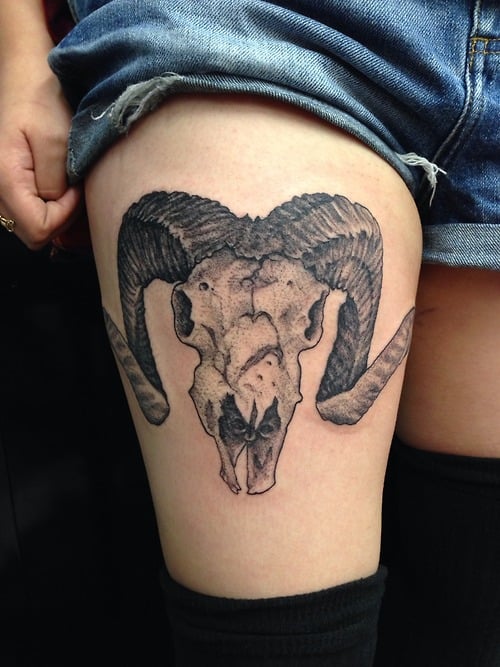 Tatuaje calavera de carnero en el muslo