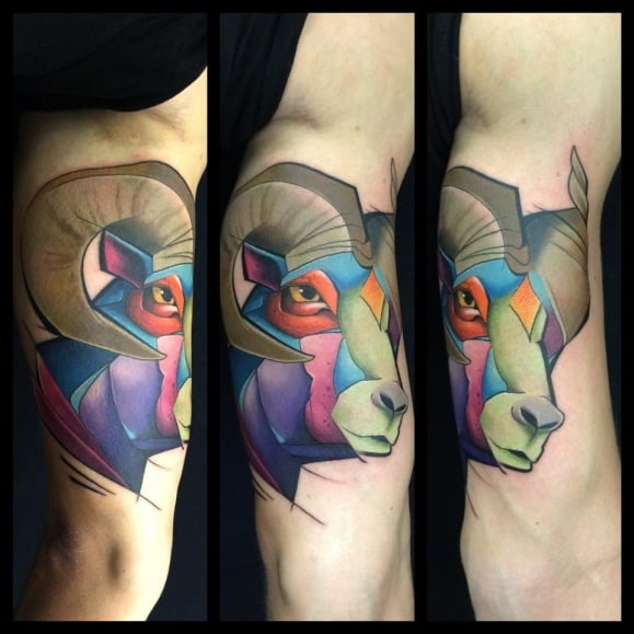 Tatuaje carnero en el brazo