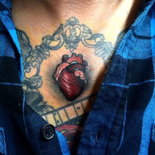 Tatuaje corazón en el pecho