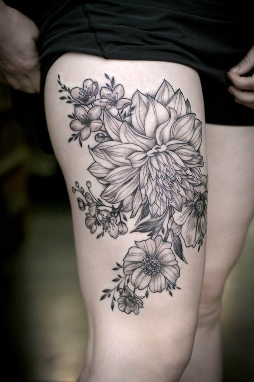 Tatuaje dalias en la pierna
