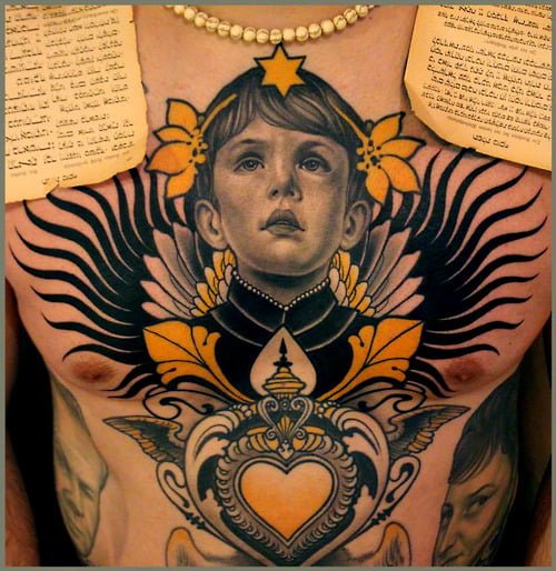 Tatuaje de niño en el pecho