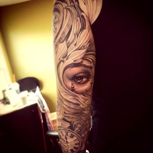 Tatuaje de plumas en el brazo