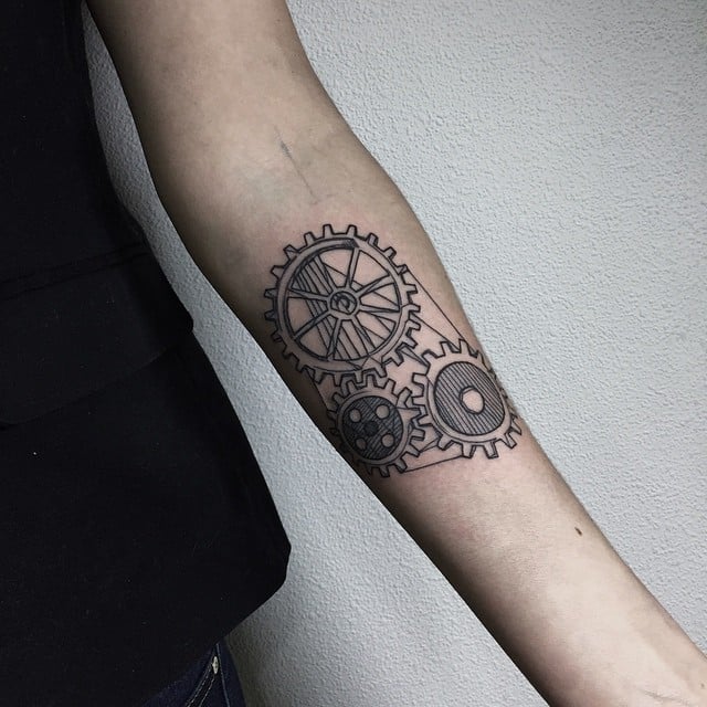Tatuaje engranajes
