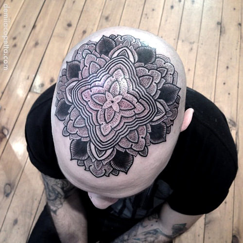 Tatuaje floral en la cabeza