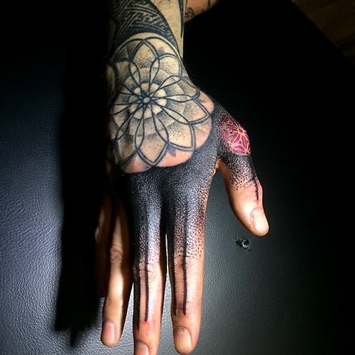 Tatuaje floral en la mano
