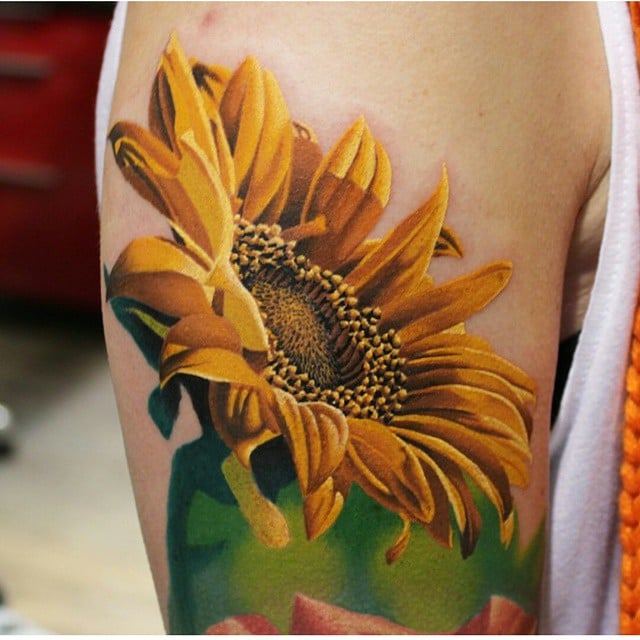Tatuaje girasol en el brazo