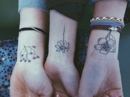 Tatuaje grupal de flores