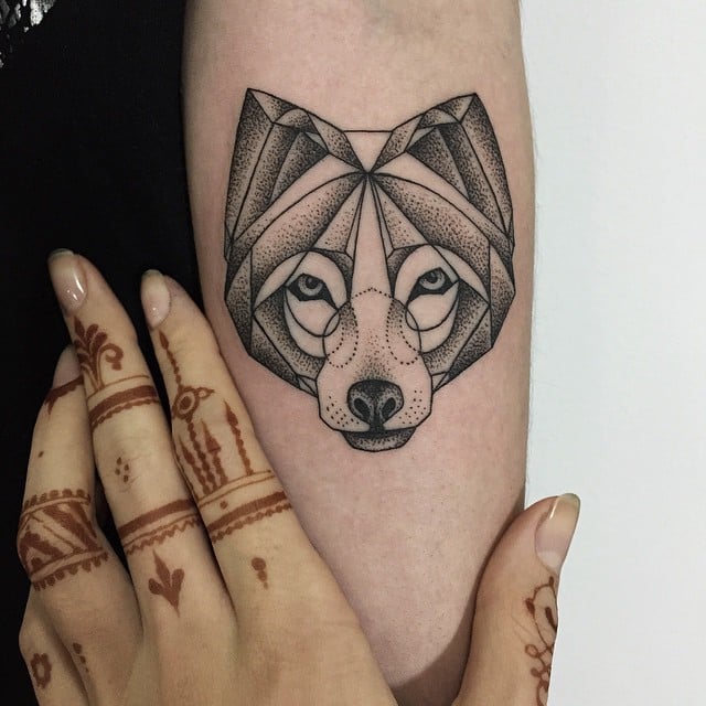 Tatuaje lobo en el brazo