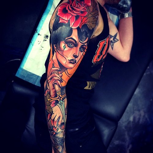 Tatuaje mujer con flor en la cabeza