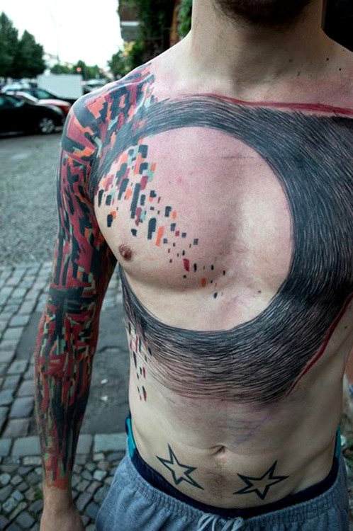 Tatuaje multicolor en el brazo