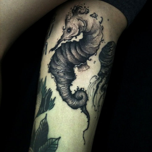 Tatuaje caballito de mar gris