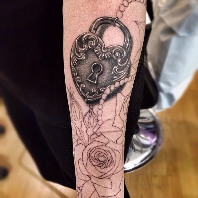 Tatuaje candado con forma de corazón