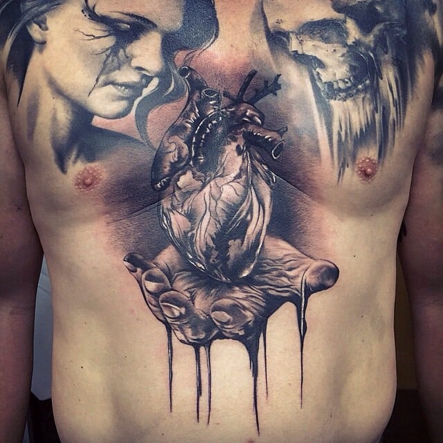 Tatuaje corazón en la mano