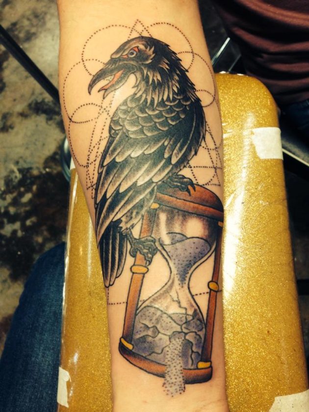Tatuaje cuervo en el brazo
