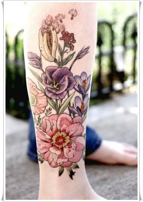 Tatuaje floral en la pantorrilla