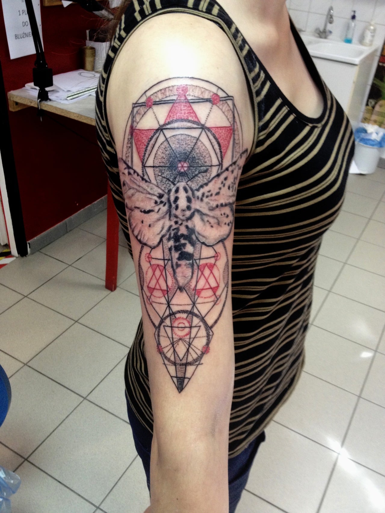 Tatuaje insecto en negativo