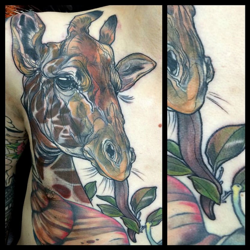 Tatuaje jirafa en el pecho