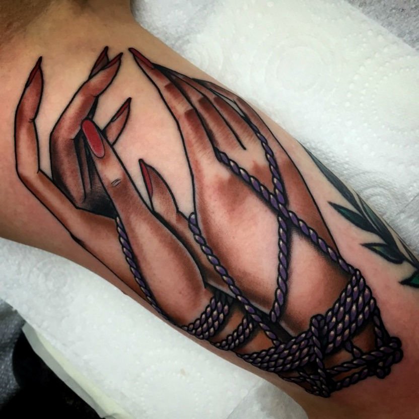 Tatuaje manos atadas