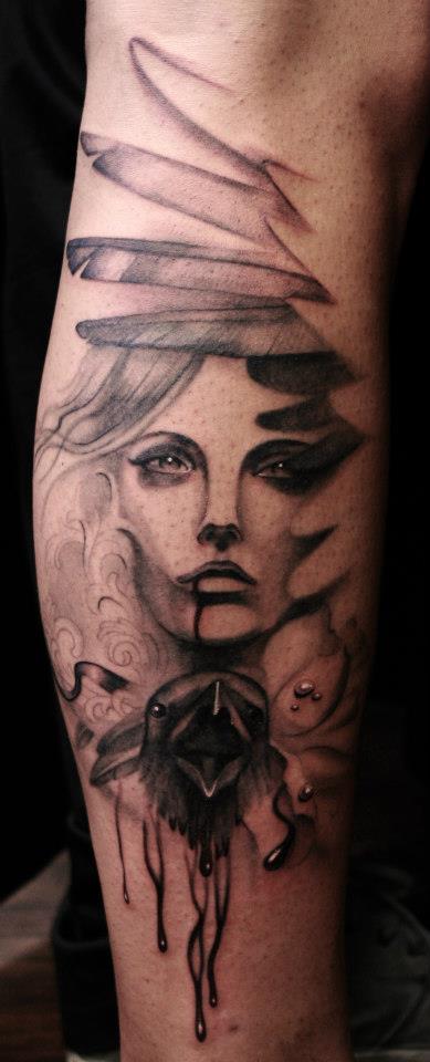 Tatuaje mujer pájaro en el brazo
