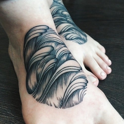 Tatuaje olas en los pies