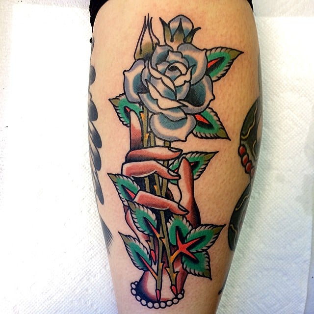Tatuaje rosa azul en el brazo