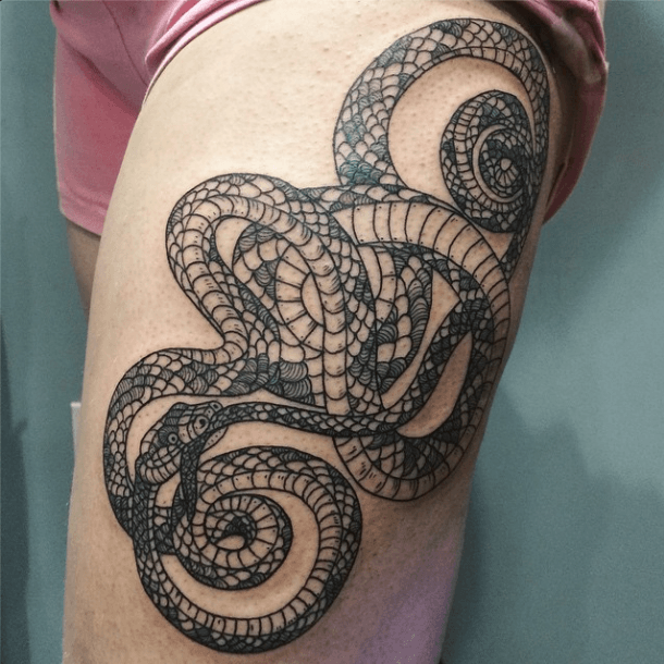 Tatuaje serpiente mordiendose su cola