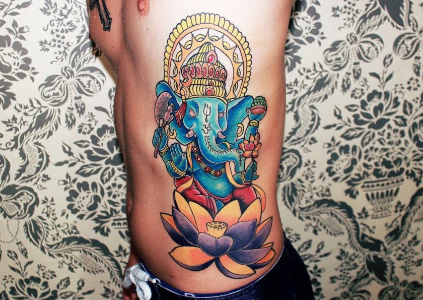 Tatuaje Ganesha en el costado