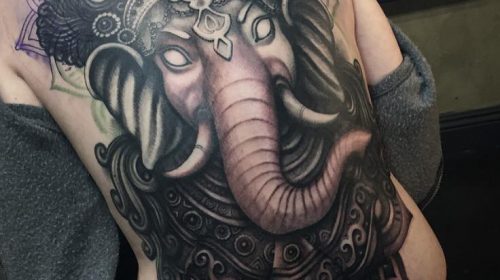 Tatuaje Ganesha en la espalda
