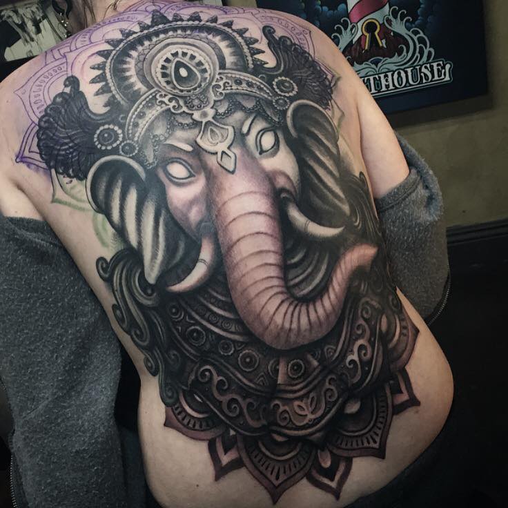 Tatuaje Ganesha en la espalda