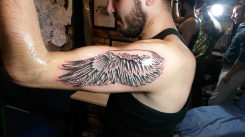 Tatuaje ala de ángel en el brazo