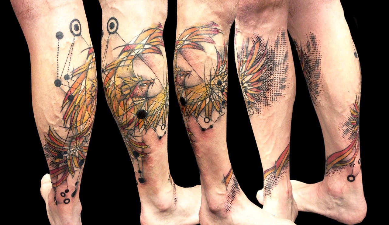 Tatuaje ave fenix en la pierna
