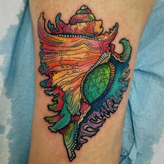Tatuaje concha marina de colores