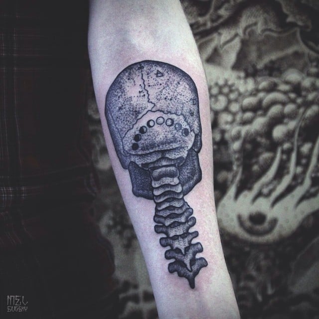 Tatuaje cráneo y columna vertebral