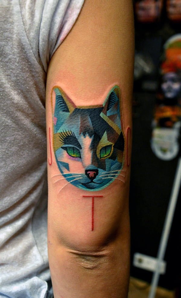Tatuaje gato verde y azul
