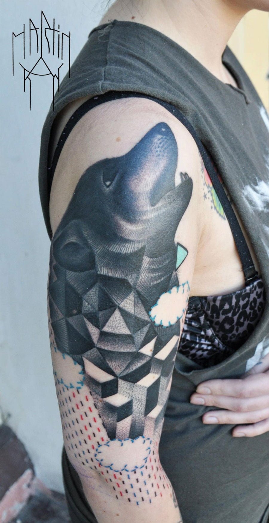 Tatuaje lobo en el brazo