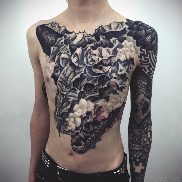 Tatuaje monstruo en el abdomen