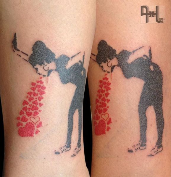 Tatuaje mujer vomitando corazones