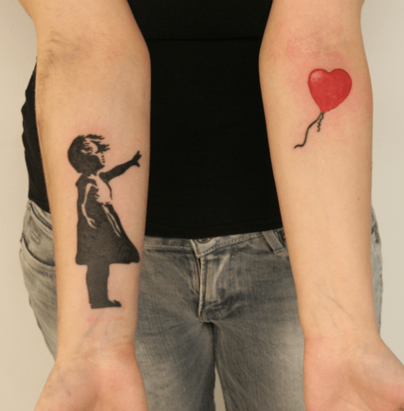 Tatuaje niña del globo en el antebrazo