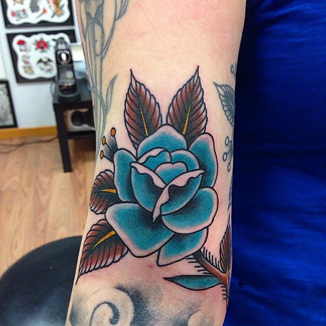 Tatuaje rosa de color azul